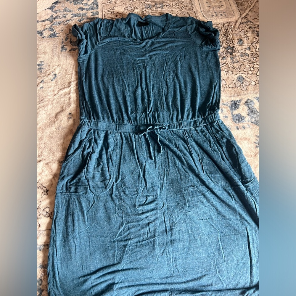 A casual outdoor. dress size XL and from the brand 32 COOL